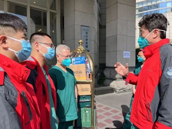 【抗疫济事】逆行而上 奋勇担当：同济急诊人的“疫”无反顾3.jpg